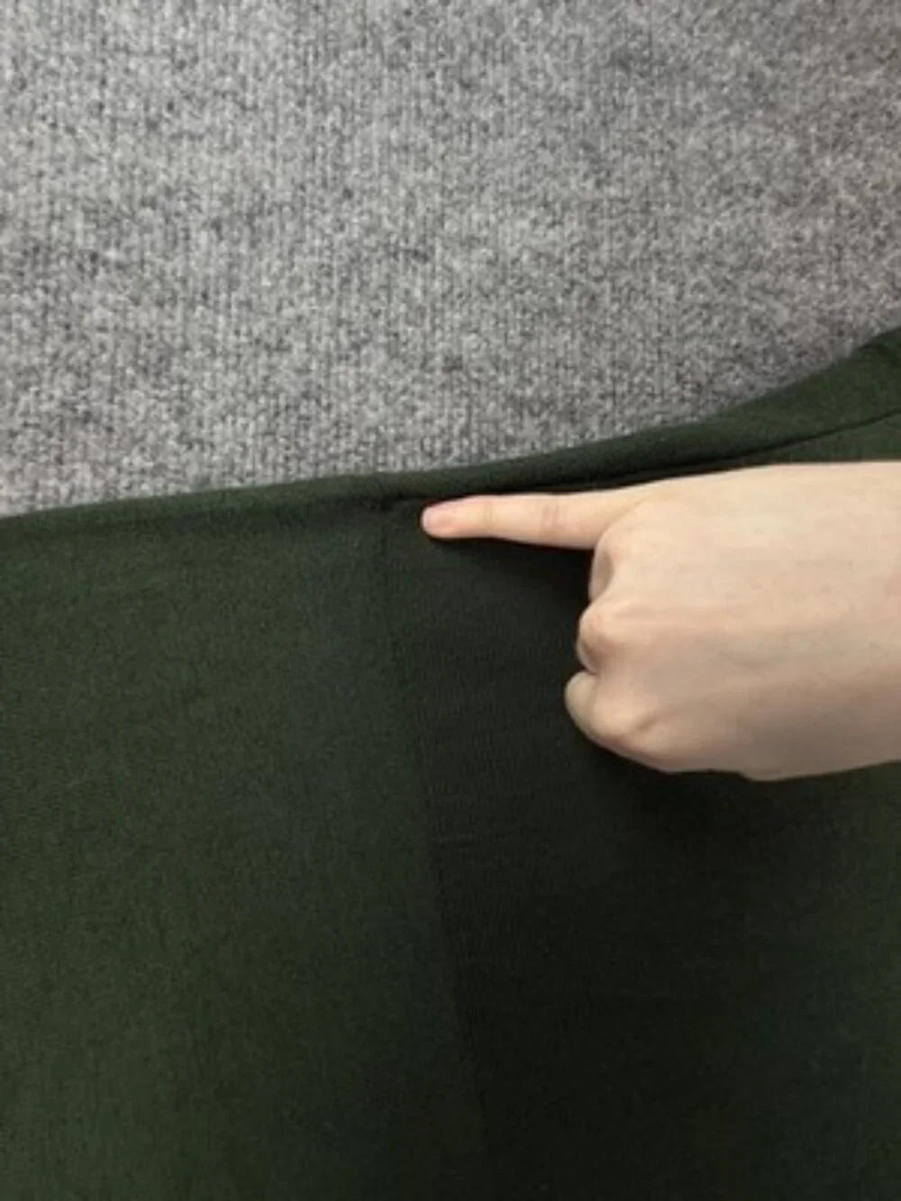 Burberry Long Sleeve Pullover V-Neck Green 9 Mens Logo Sweater Solid Knit Adult